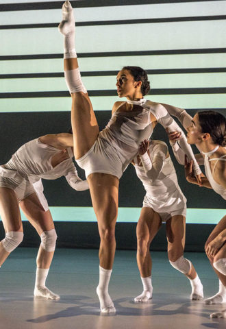 Wen Wei Dance, Ying Yun, photo by Chris Randle.