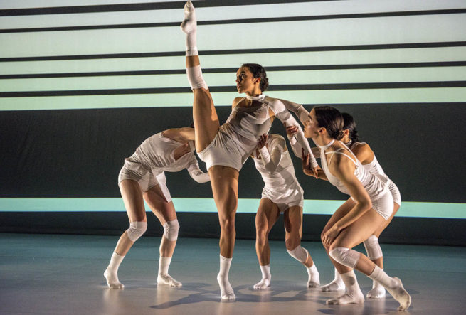 Wen Wei Dance, Ying Yun, photo by Chris Randle.